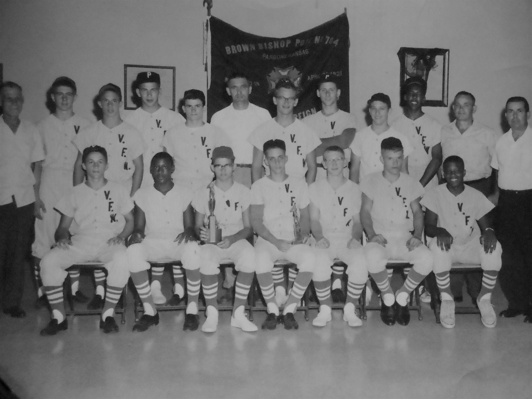 #42 P3 - 1961 PARSONS KS VFW BASEBALL CALEB KNIGHT'S GREAT UNCLE JOHNNY LINDEN, 3TH PLAYER FROM RIGHT, BACK ROW